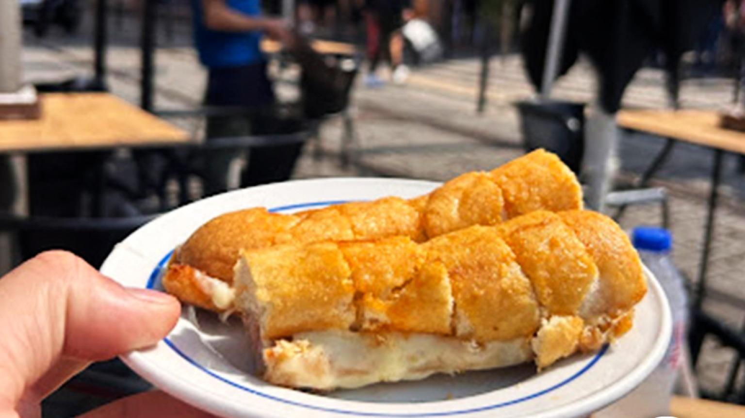 Snack bar Gazela : Connu pour ses hot-dogs « Cachorrinhos » primés, ce joyau de Porto est à visiter absolument d'un point de vue gastronomique.