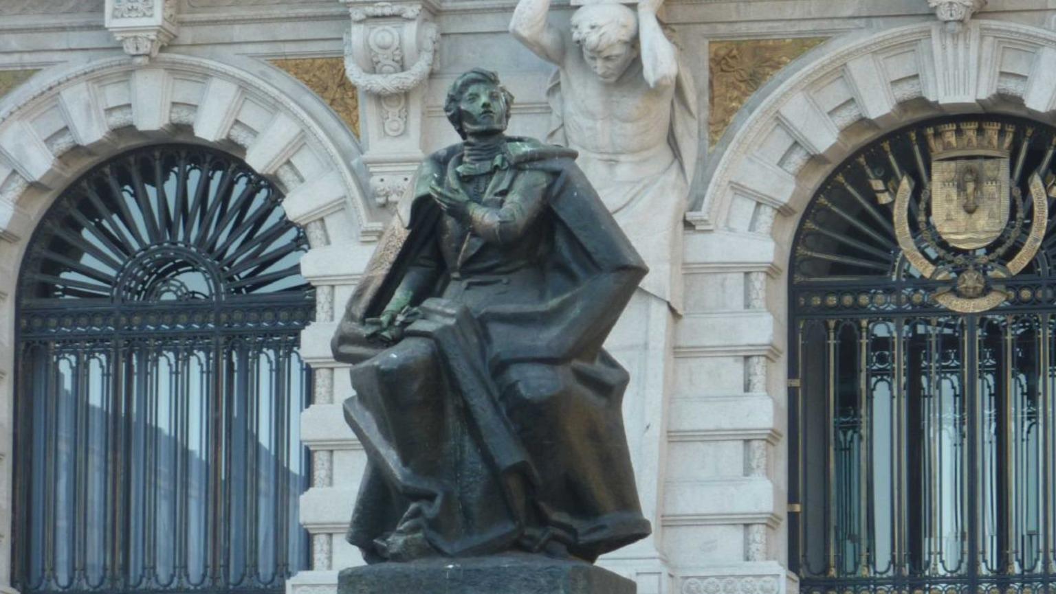 Estátua de Almeida Garrett em frente à Câmara Municipal do Porto, na Avenida dos Aliados, no centro da cidade do Porto.