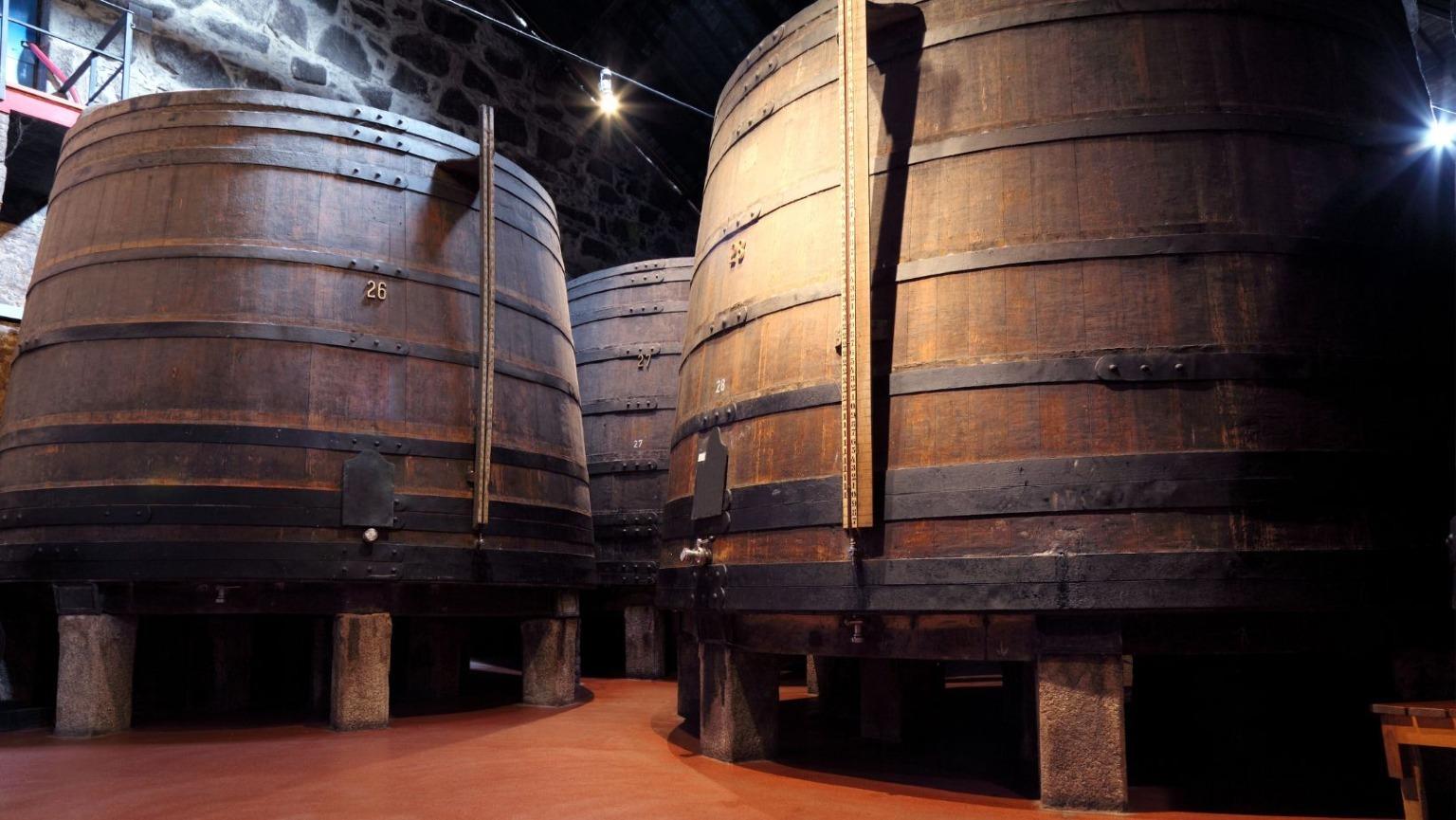 Fûts de porto Ruby. Visite d'une cave à vin, Porto, Portugal. Du Douro à Porto, le vin de Porto vieillit à Vila Nova de Gaia.