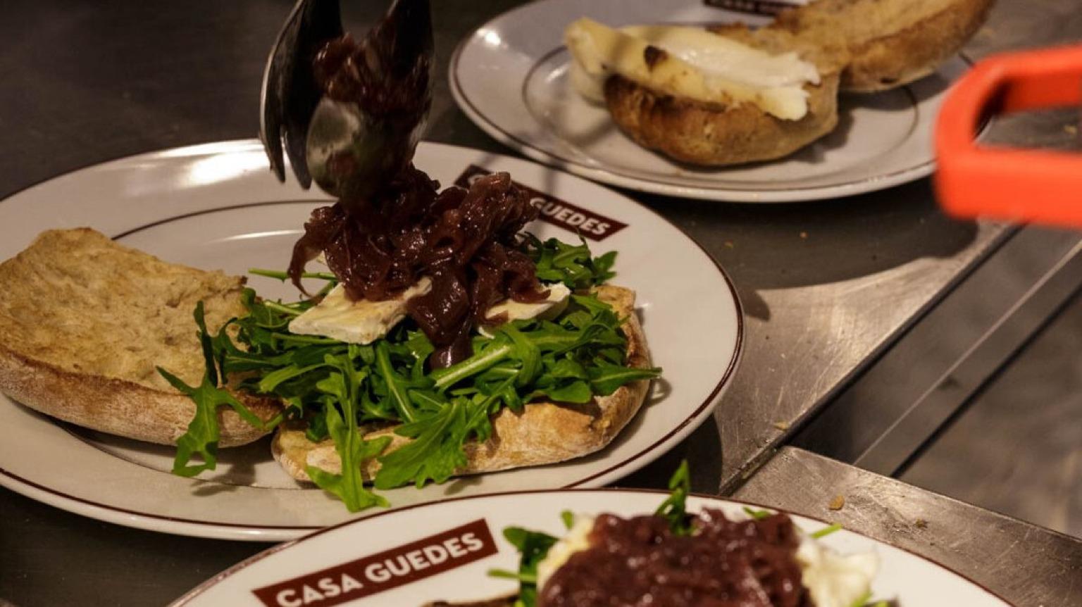 A Casa Guedes, no Porto, serve as famosas sandes de presunto, porco assado e francesinhas, com capacidade para 350 pessoas e um bar no terraço.