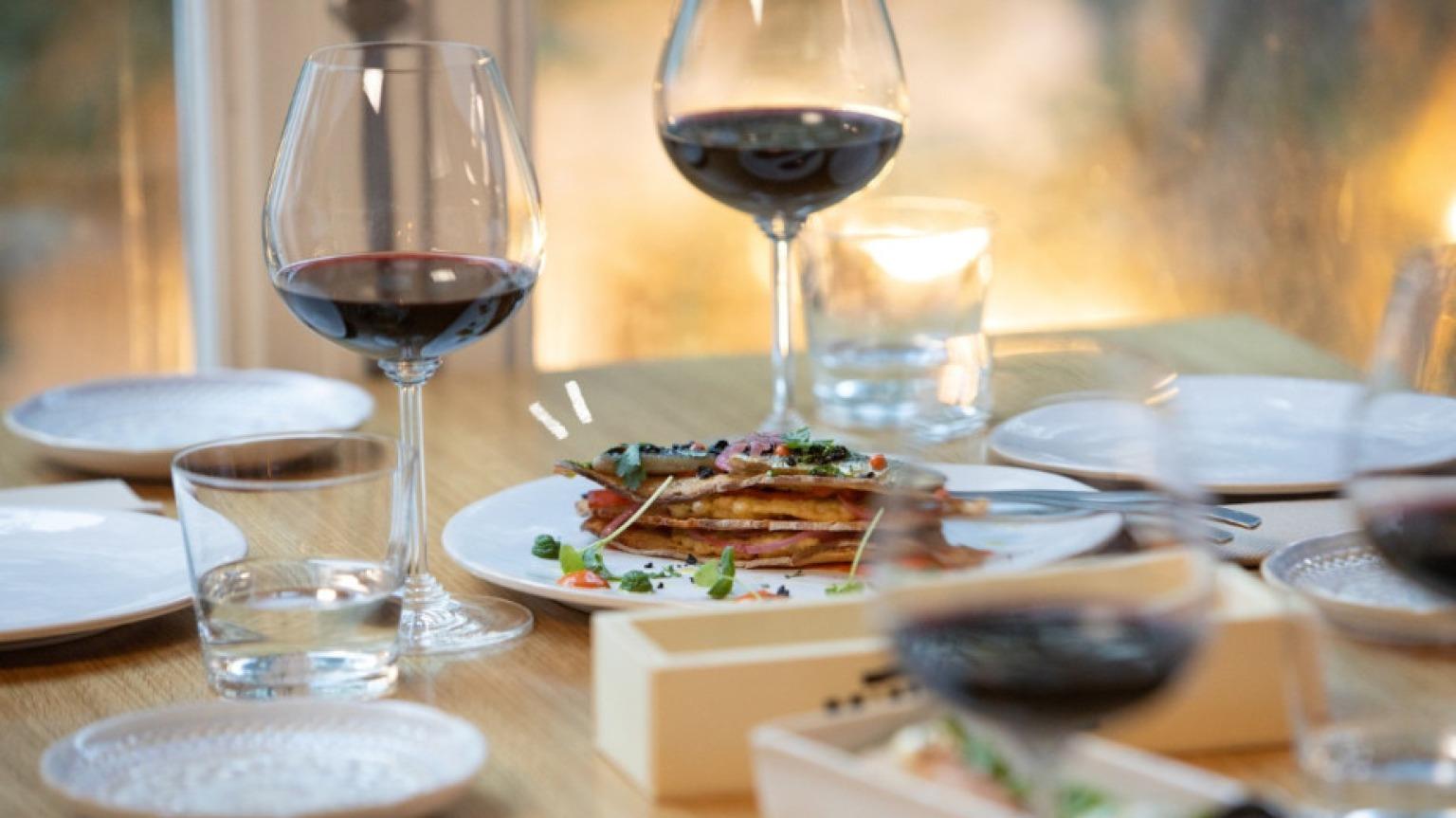 Mind the Glass, en la Rua Gomes Teixeira, ganó el premio «Wine Bar of the Year» en 2023 con más de 600 vinos nacionales e internacionales.