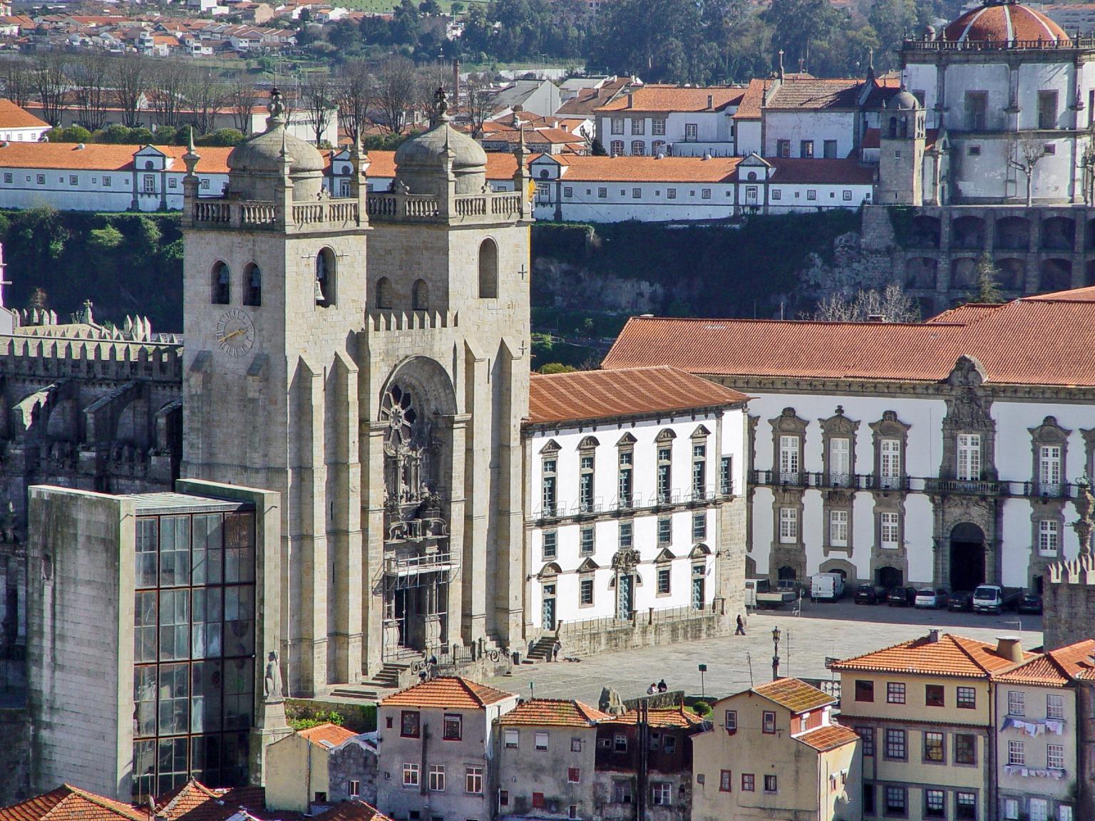 The Sé do Porto, a key Portuguese monument, was built between the 12th and 13th centuries in Romanesque style, later evolving with Gothic and Baroque influences.