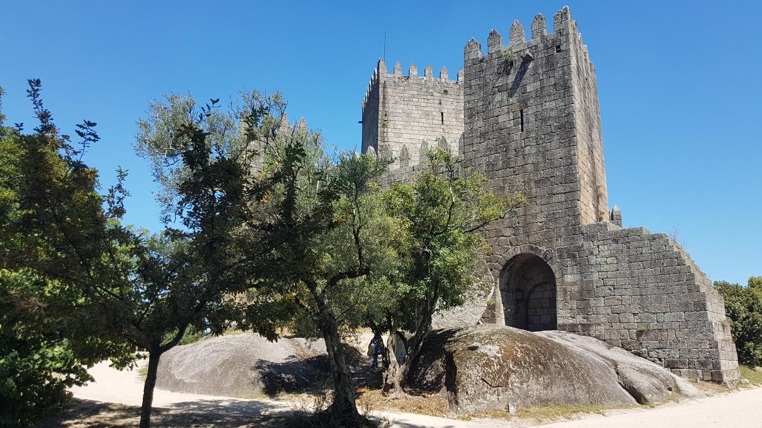 Construído no século X, o Castelo de Guimarães é o principal monumento medieval desta cidade histórica e património da UNESCO.