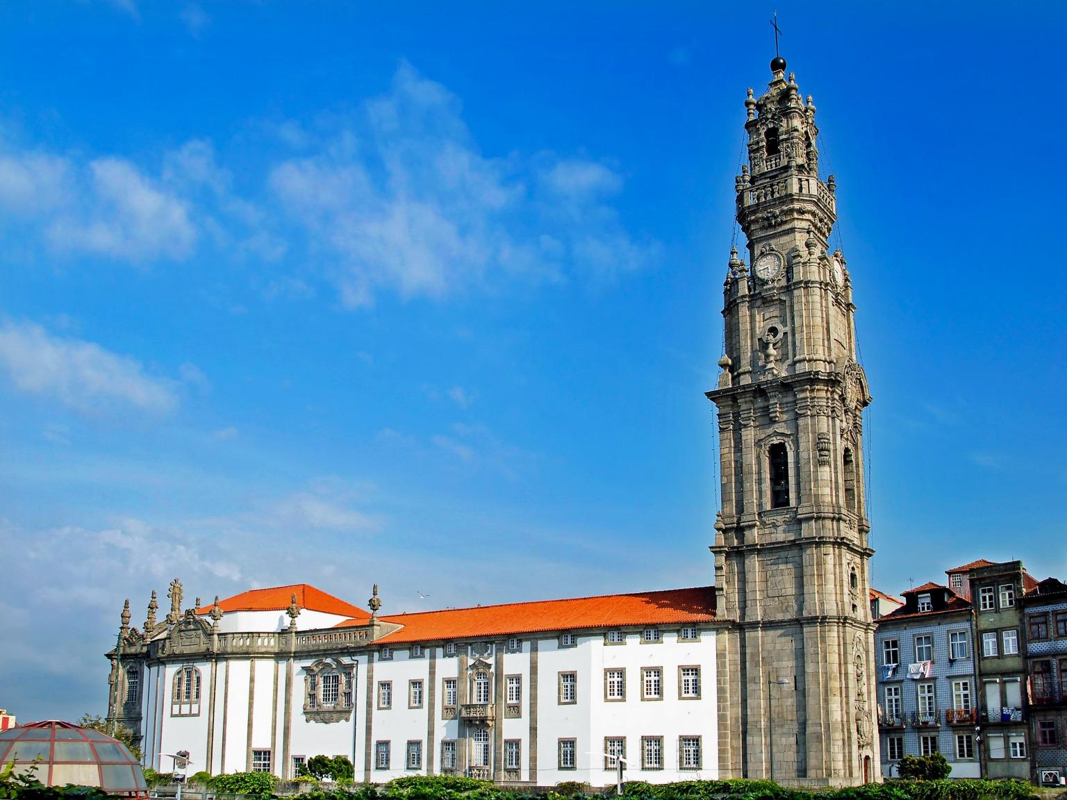 A Igreja e Torre dos Clérigos foi projectada pelo arquiteto italiano Nicolau Nasoni, o principal defensor do estilo barroco na cidade.