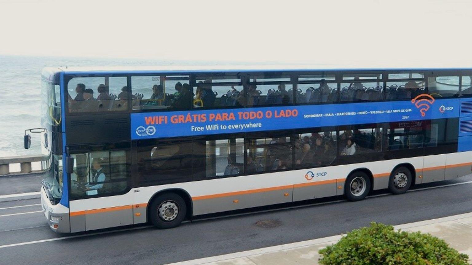 Le bus 500 de la STCP circule le long de la route côtière de Porto, offrant aux passagers des vues sur l'océan Atlantique.