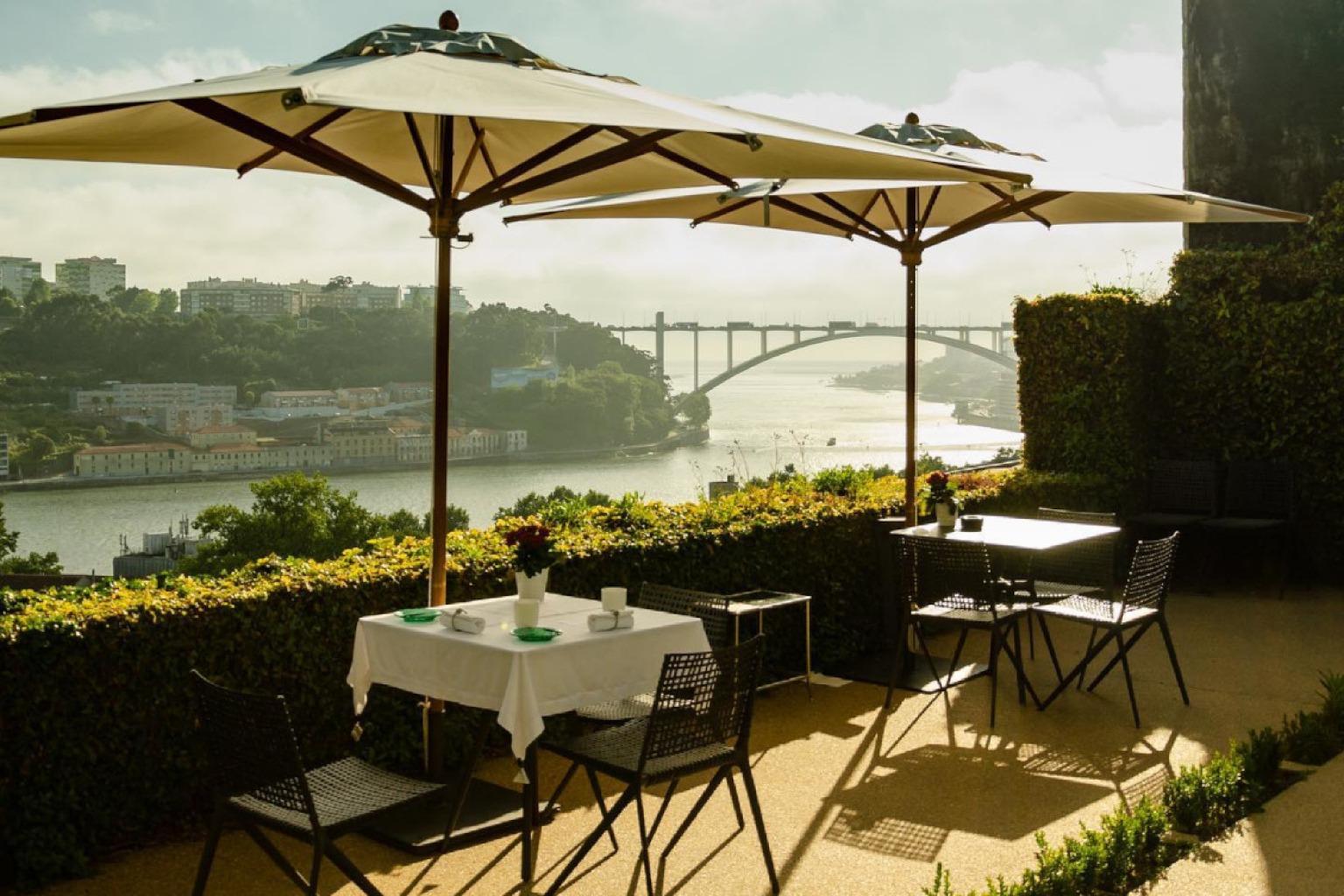 Antiqvvm en Oporto: un impresionante restaurante del siglo XIX del Chef Vítor Matos, que combina cocina artística con románticas vistas al Duero.