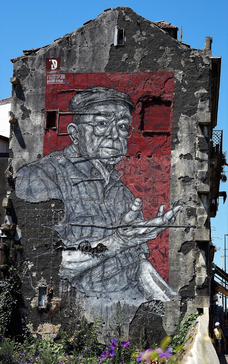 Graffiti de um homem idoso a receber pessoas perto da Ponte Luis I no Porto por Frederico Draw