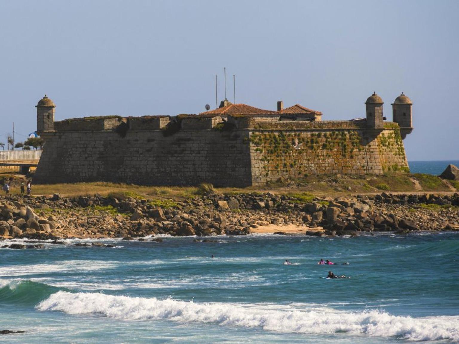 Vue de la forteresse Castelo do Queijo avec l'océan à Matosinhos