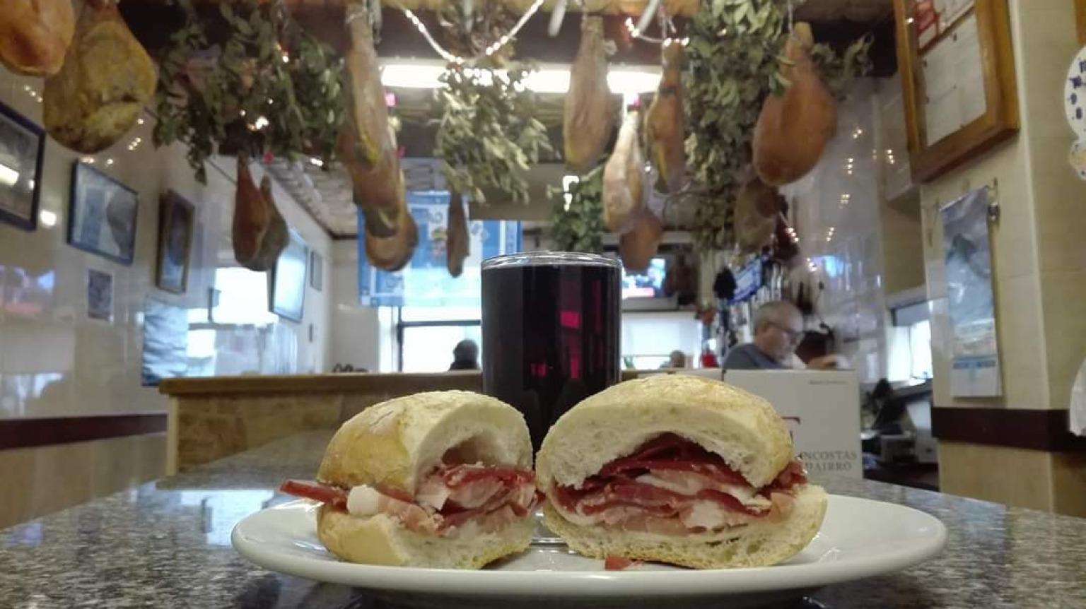 Uma instituição do norte, a Tasca Casa Louro mistura as vibrações de bar e restaurante, mostrando as tradições portuguesas com pernas penduradas no teto.