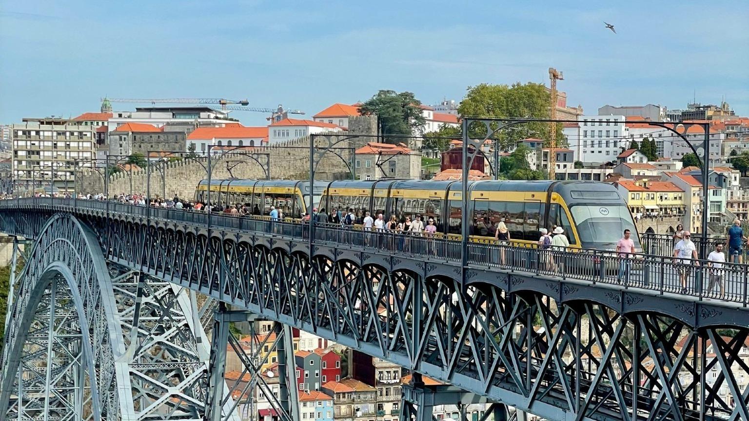 El Metro de Oporto viaja sobre el emblemático Puente Luis I, que conecta Gaia y Oporto.