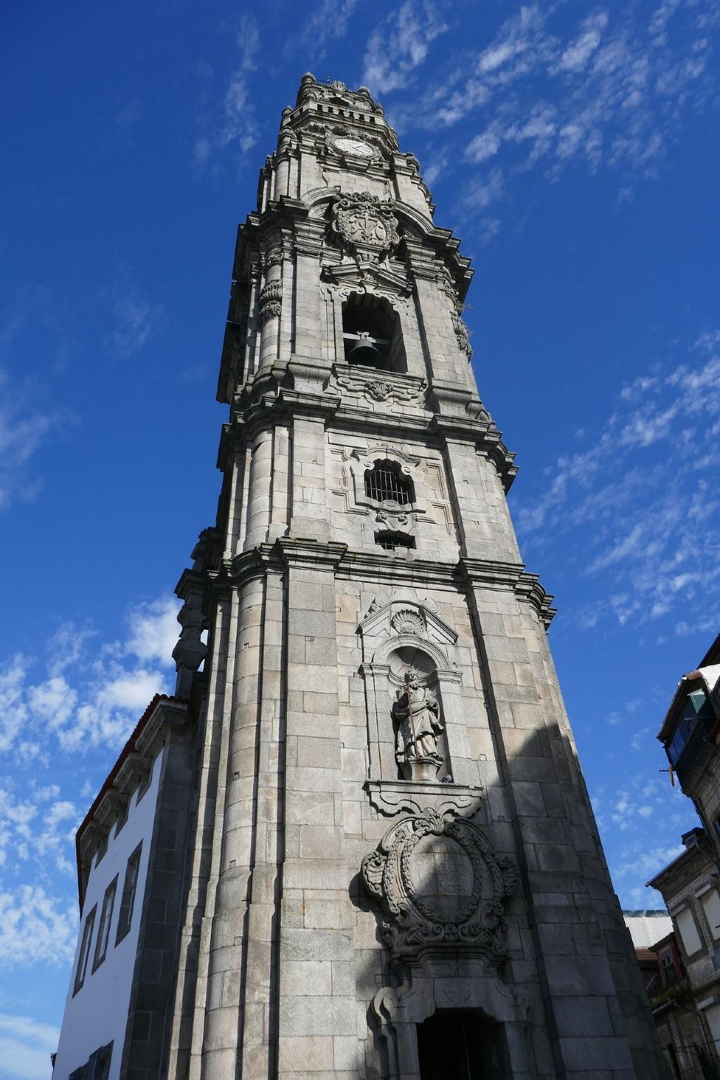 Tour de Clerigos, monument emblématique de Porto, Portugal, perspective depuis le bas du monument