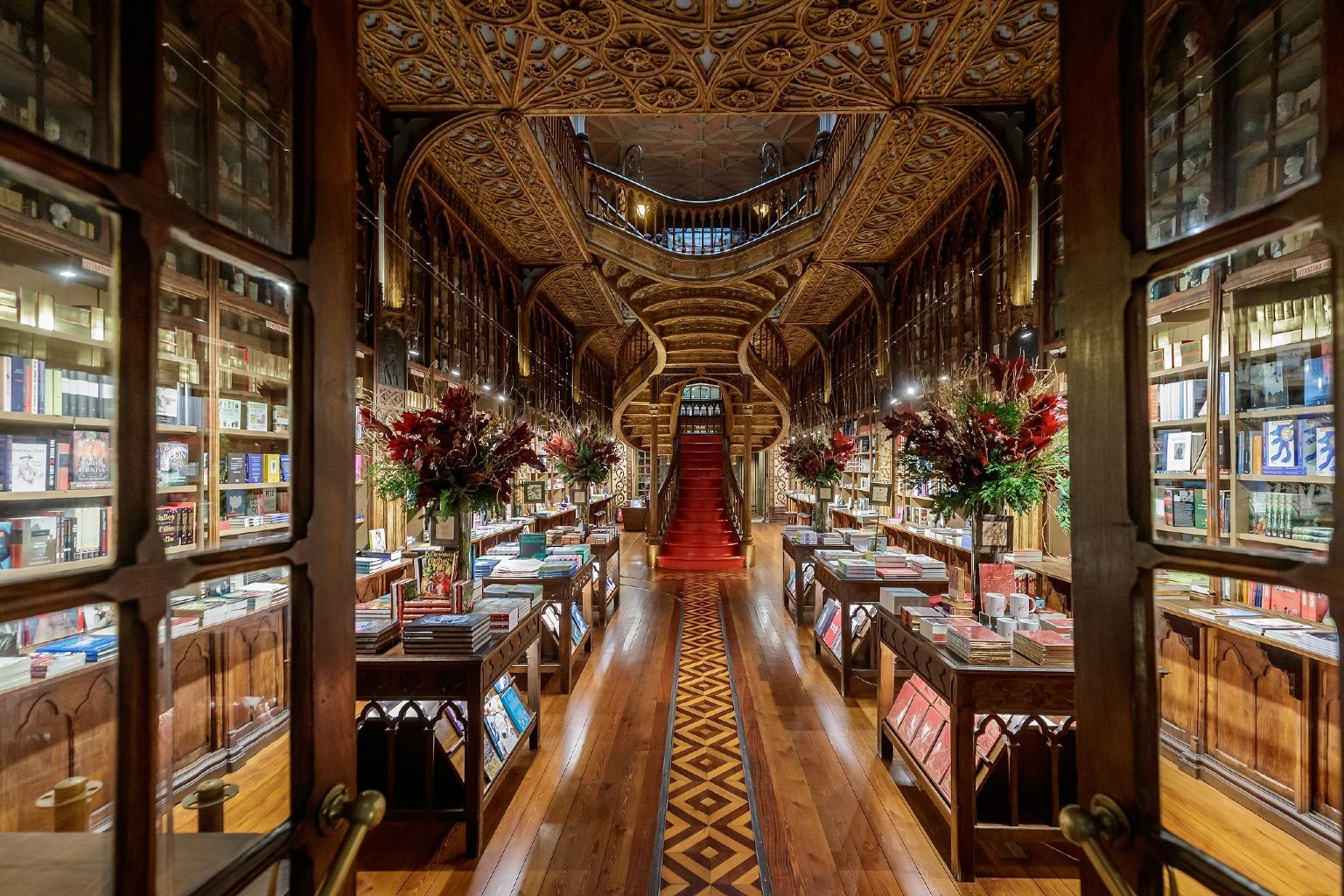 La famosa Livraria Lello, a menudo citada como una de las librerías más bellas del mundo.