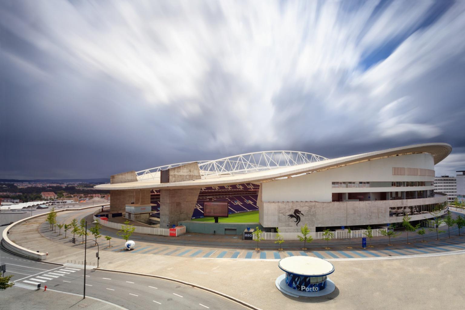 Estádio do Dragão, casa do FC Porto, projetado pelo arquiteto Manuel Salgado, com capacidade para cerca de 50.033 espectadores.