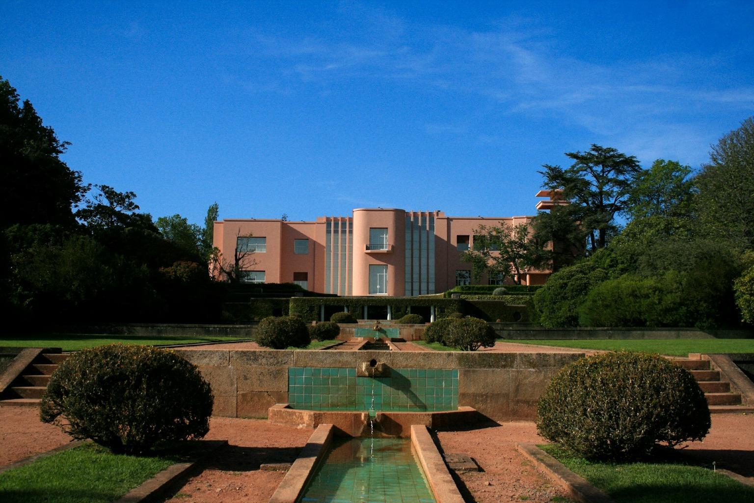 A Casa de Serralves, um exemplo notável da arquitetura Art Déco, é desde há muito um ponto focal para as exposições da Fundação.