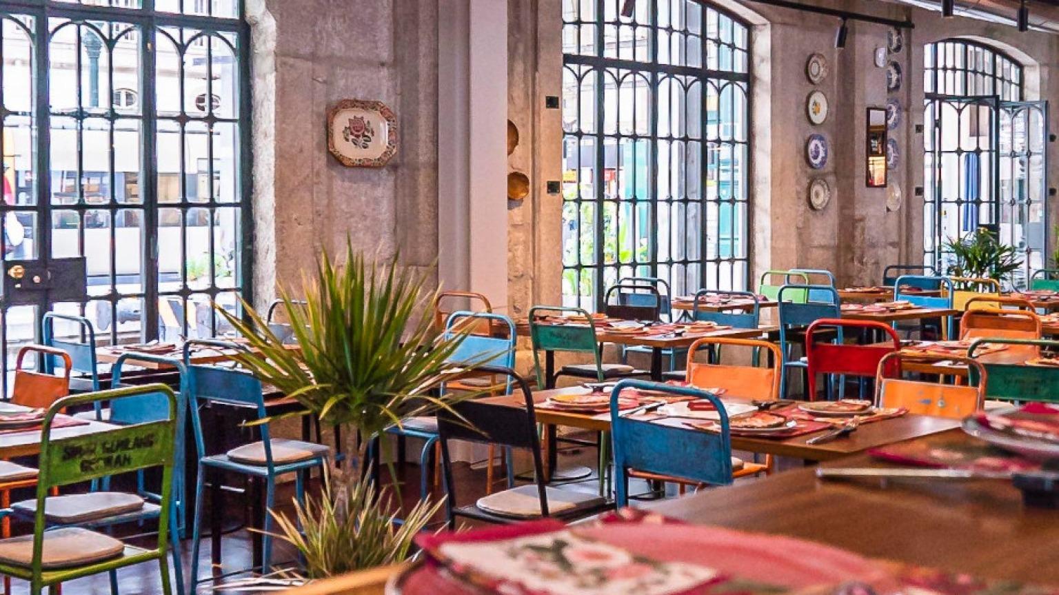 Tapabento is a cozy Oporto restaurant with vibrant decor, fresh local cuisine, and a globally inspired, welcoming atmosphere for all.