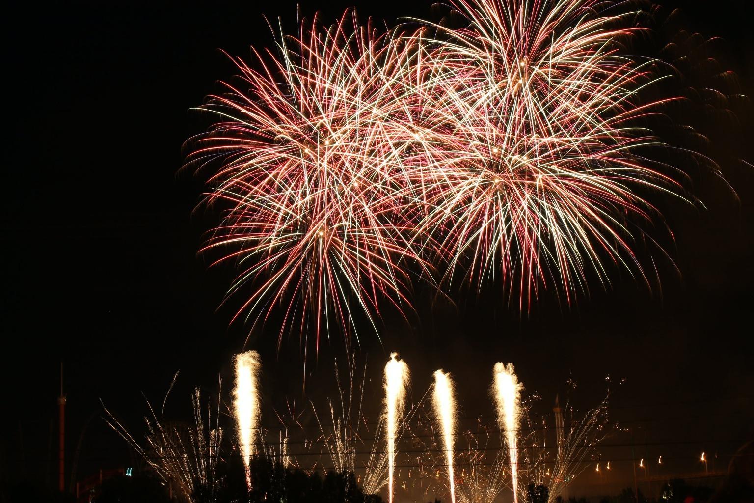 Des feux d'artifice explosifs illuminent le ciel de Porto la nuit de la Saint-Sylvestre.