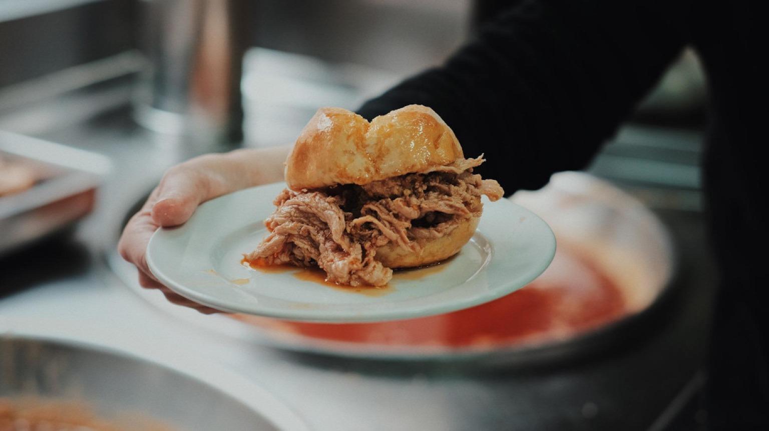 Conga, dans le centre de Porto, fondé en 1958, est célèbre pour ses sandwichs “Bifanas”, connus pour leur assaisonnement unique.