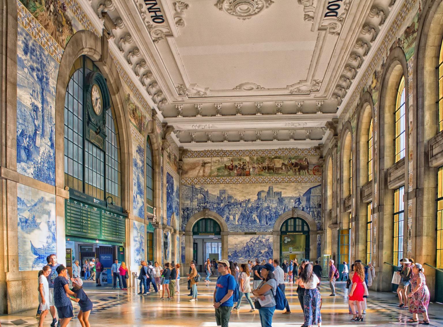 A emblemática Estação de São Bento, famosa pelos seus painéis de azulejos que narram a história de Portugal.