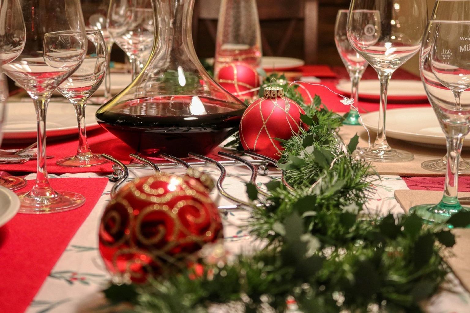 Uma mesa de Natal cuidadosamente organizada com uma decoração festiva