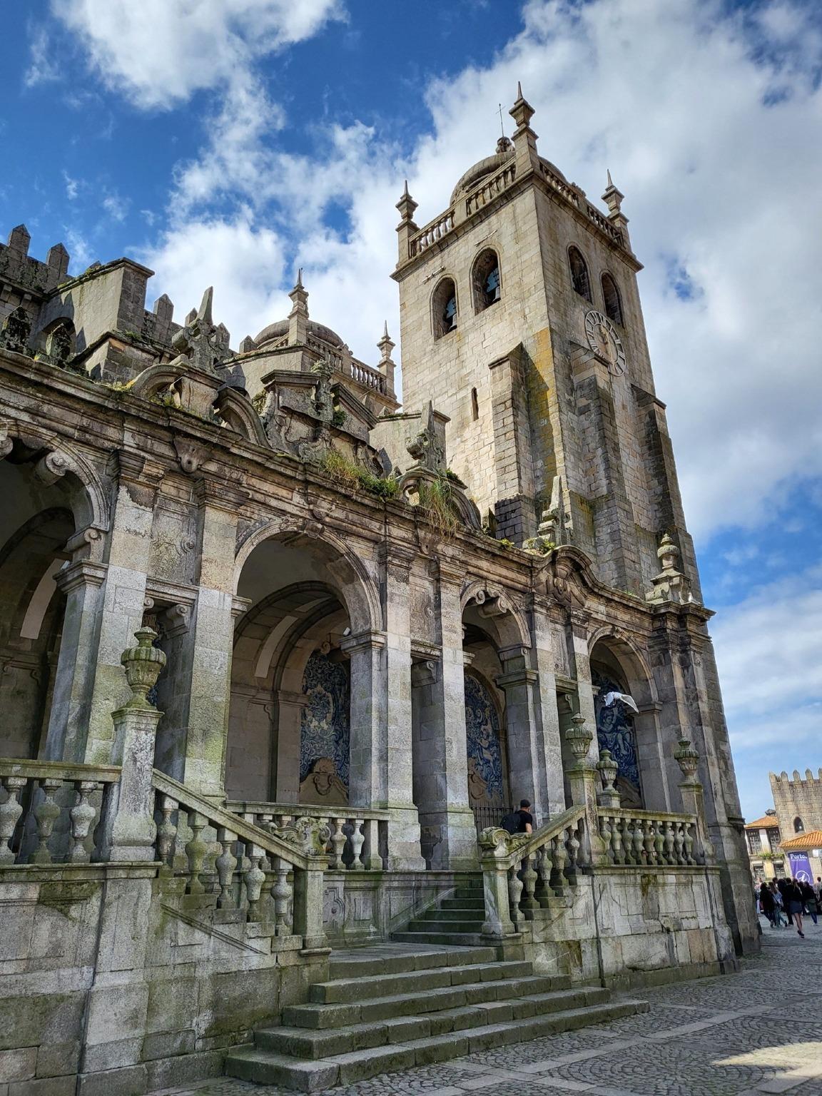 Émerveillez-vous devant les détails complexes et la beauté intemporelle de la cathédrale de Porto.