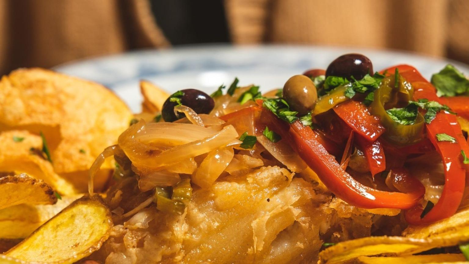 Adega de São Nicolau – Restaurante ribereño que ofrece platos tradicionales de carne y pescado desde la década de 1930.