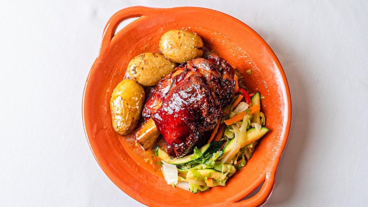 Zé Bota – A fusion of Mediterranean and Portuguese cuisine, featuring grilled cod, pork shank, and desserts.