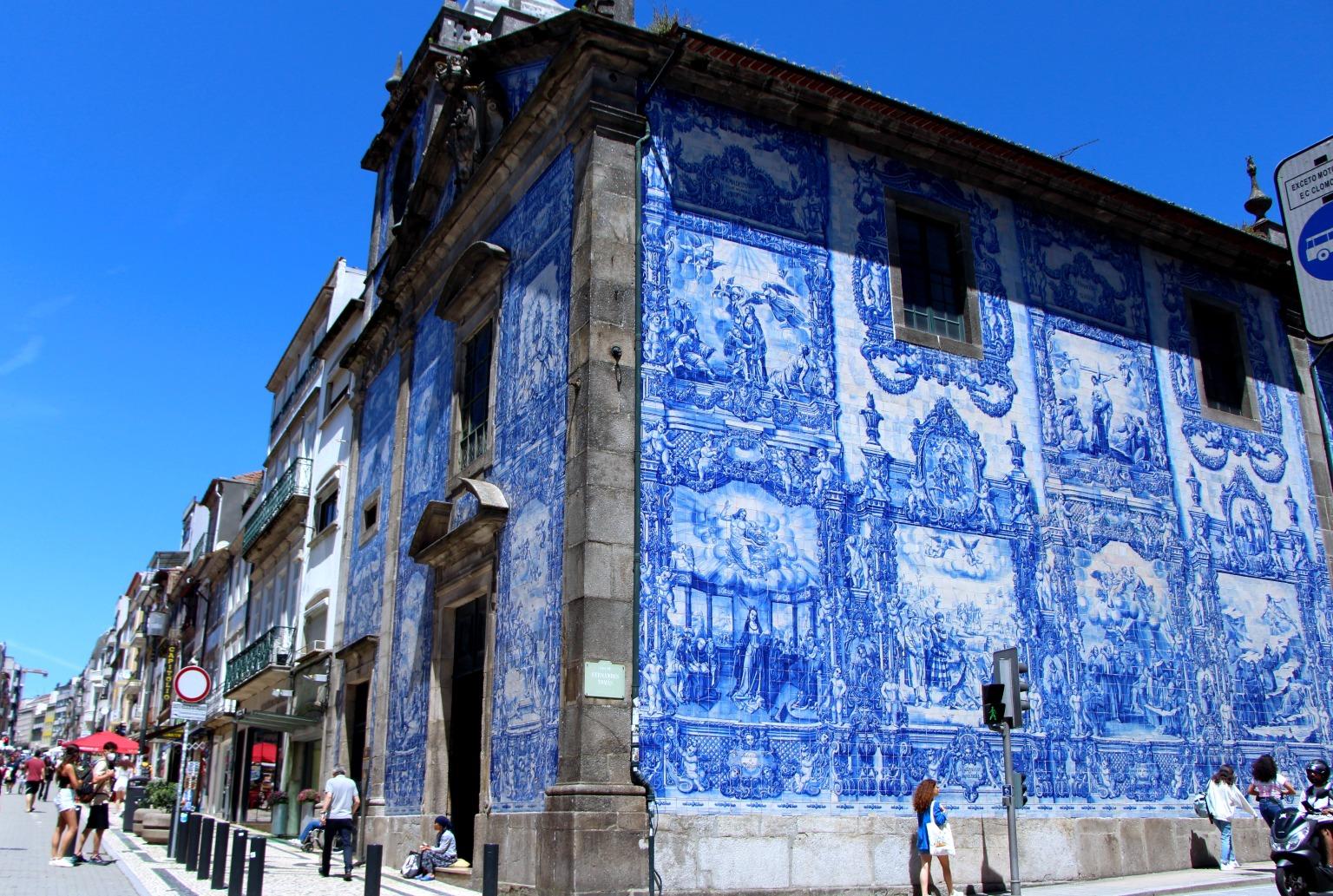 A Capela das Almas, adornada com belos azulejos, mostra a mestria artística portuguesa.