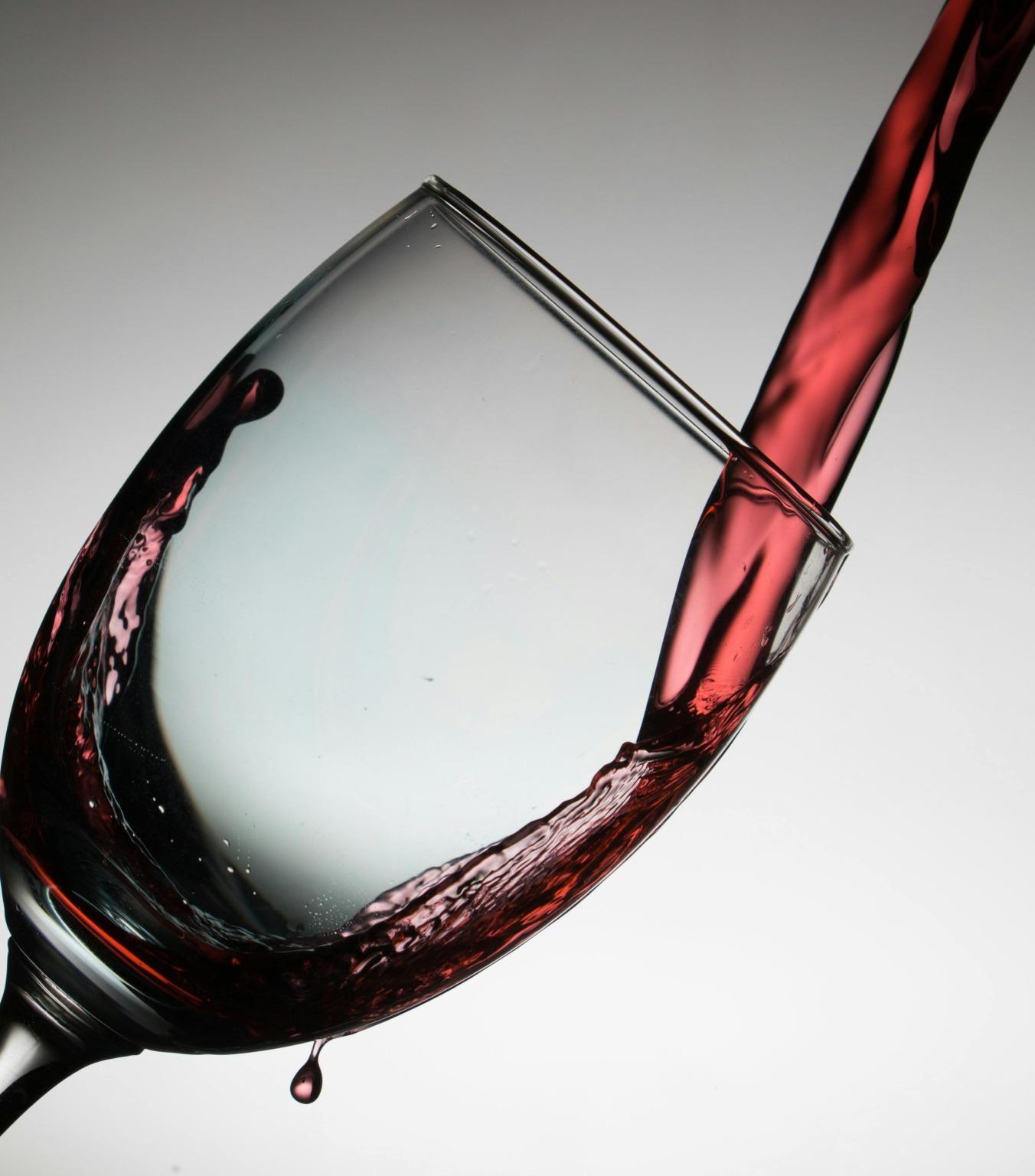 Copa de vino tinto servida, muestra de la rica cultura vinícola de Oporto.