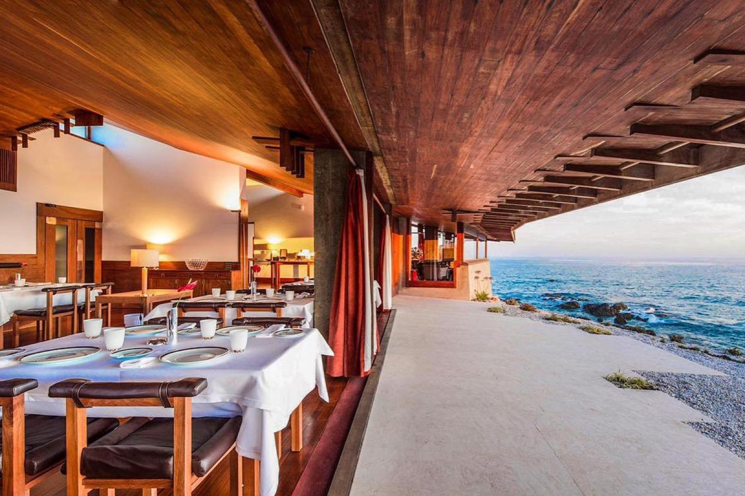 La «Casa de Chá da Boa Nova», dirigida por el Chef Rui Paula, es un restaurante con estrella Michelin que ofrece cocina innovadora con impresionantes vistas al océano.