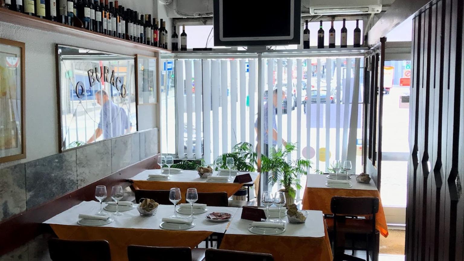 O Buraco – Established in 1971, offers dishes like feijoada, duck rice, and fresh fish.