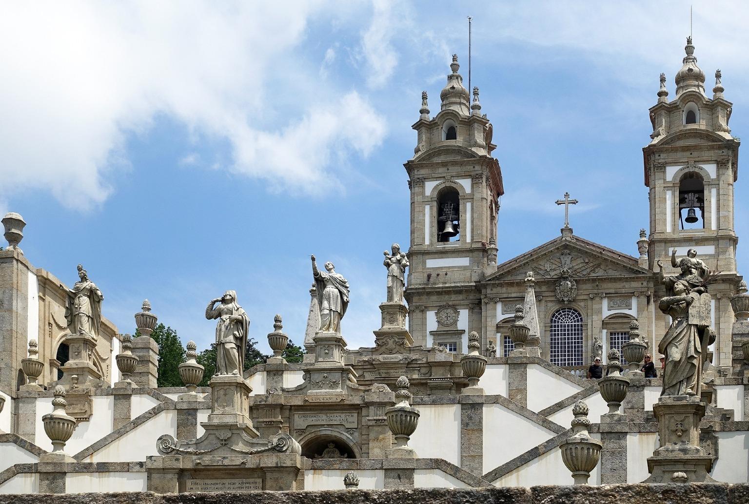 Majestueuse église de Bom Jesus do Monte à Braga, avec son escalier emblématique orné de statues bibliques.