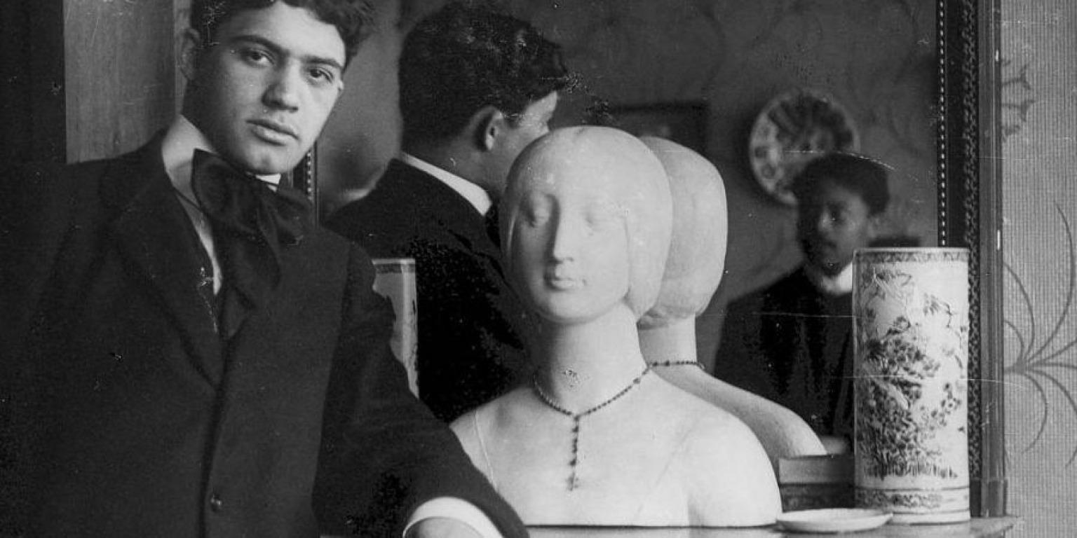 Retrato en blanco y negro de Amadeo de Souza-Cardoso, destacado artista de vanguardia de principios del siglo XX