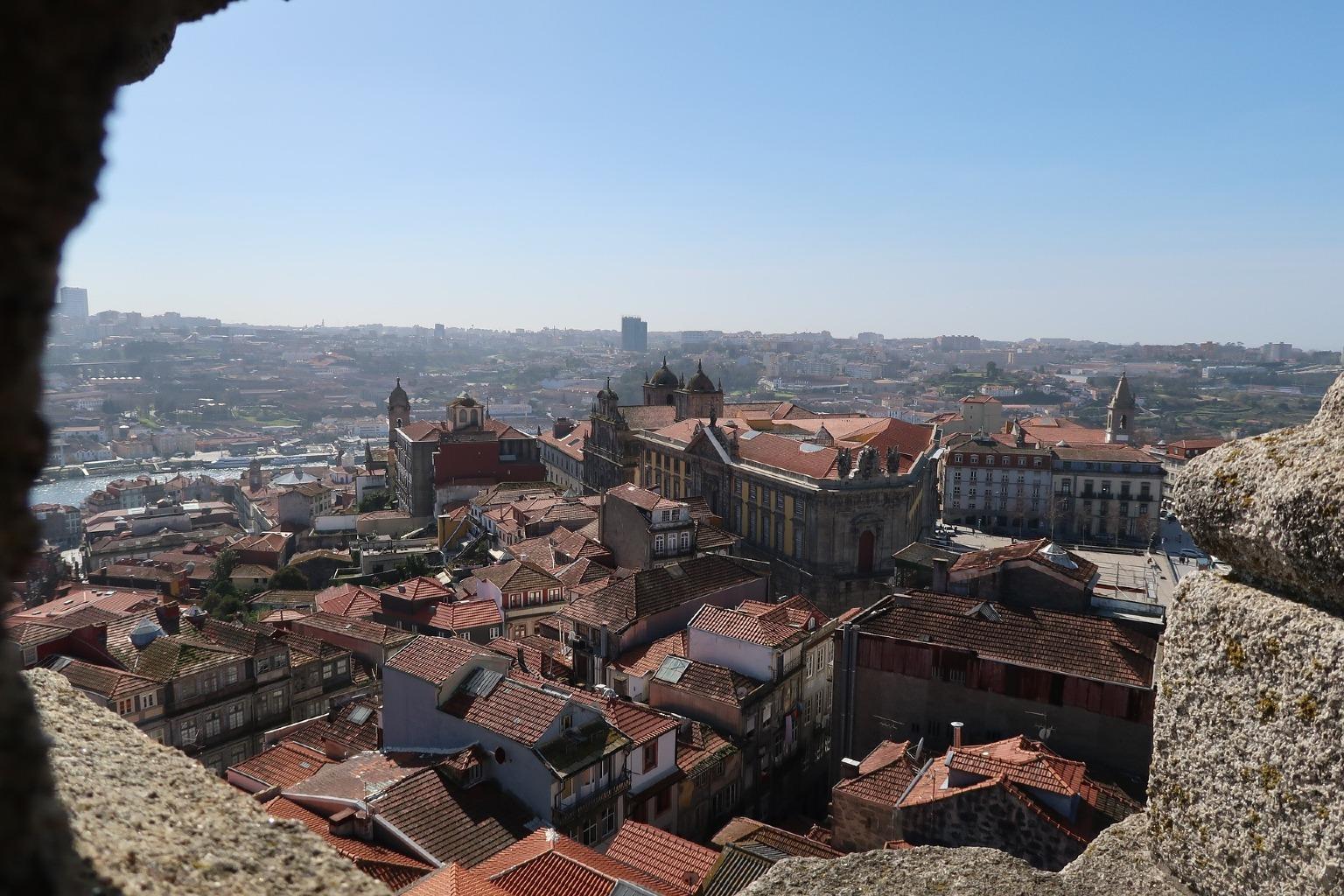 La Torre de los Clérigos se yergue en el corazón de Oporto, exhibiendo una impresionante belleza arquitectónica