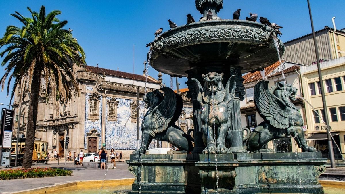 Punto de encuentro en la Fuente de los Leones frente a la Universidad de Oporto antes de nuestro Porto Fado and Wine Tour | Cooltour Oporto
