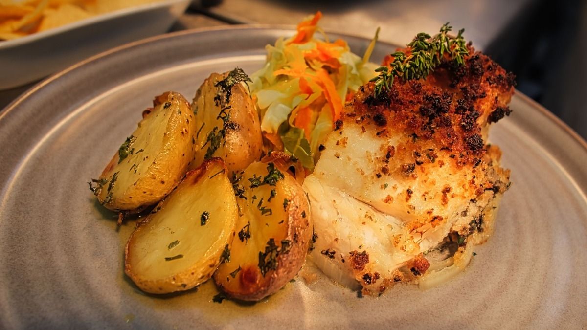 Delight in the rich flavors of traditional Portuguese codfish during our Fado Dinner Show and Night Tour in Porto | Cooltour Oporto