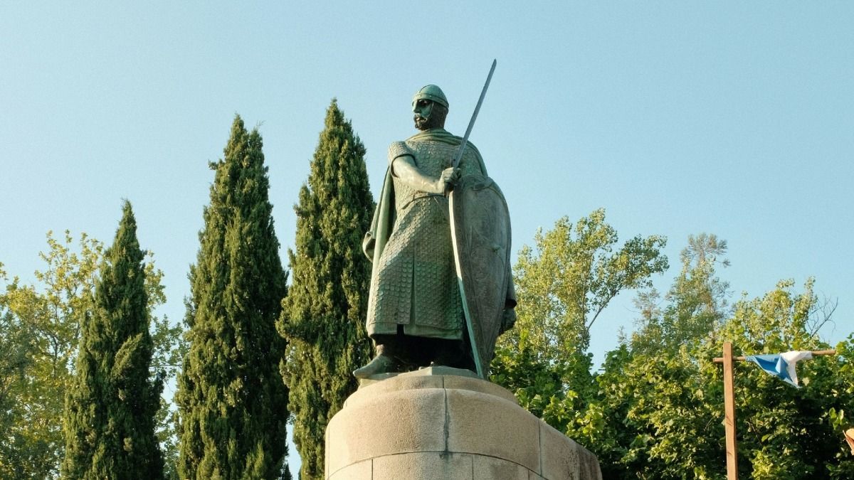 Estátua de Dom Afonso Henriques, o primeiro Rei de Portugal, Braga e Guimarães Tour a partir do Porto | Cooltour Oporto