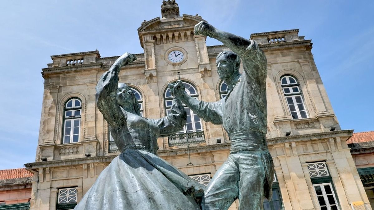 Estatua de una pareja bailando y la Estación de Tren de Viana do Castelo durante el Tour Privado de la Región del Minho por Cooltour Oporto