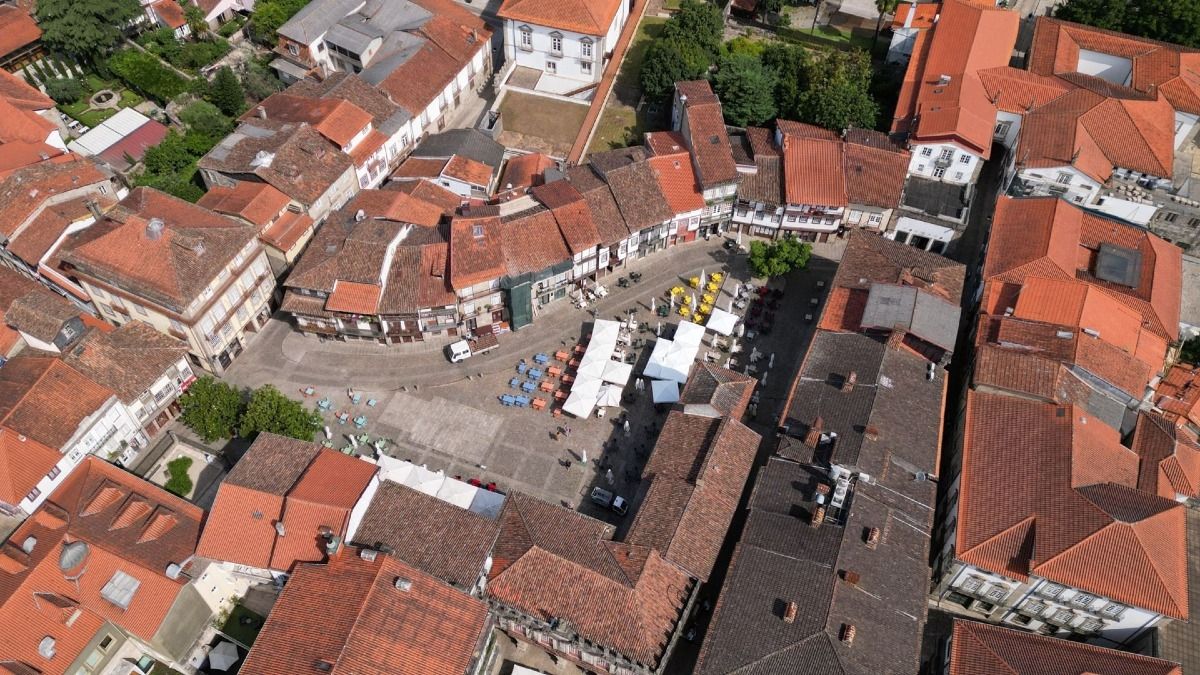Vista de drone da histórica Praça de Santiago durante o nosso Braga and Guimaraes Tour | Cooltour Oporto