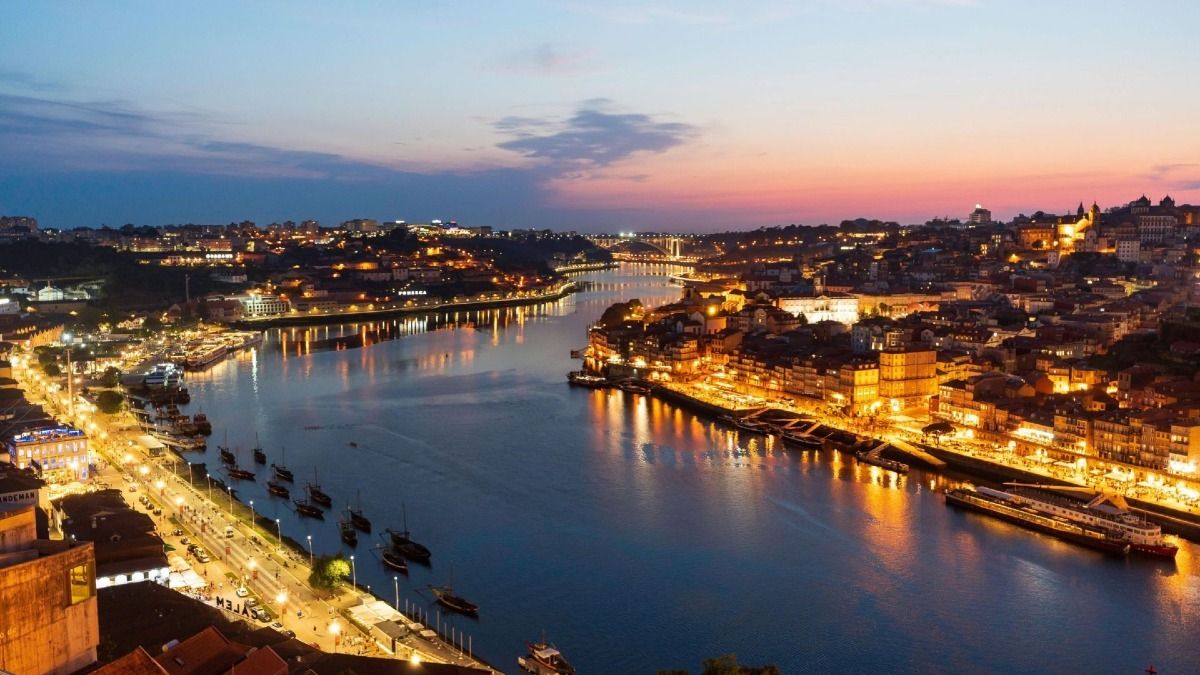 Aprecie o ambiente tranquilo do Rio Douro ao pôr do sol durante o nosso Jantar com Fado e Tour Noturno no Porto | Cooltour Oporto