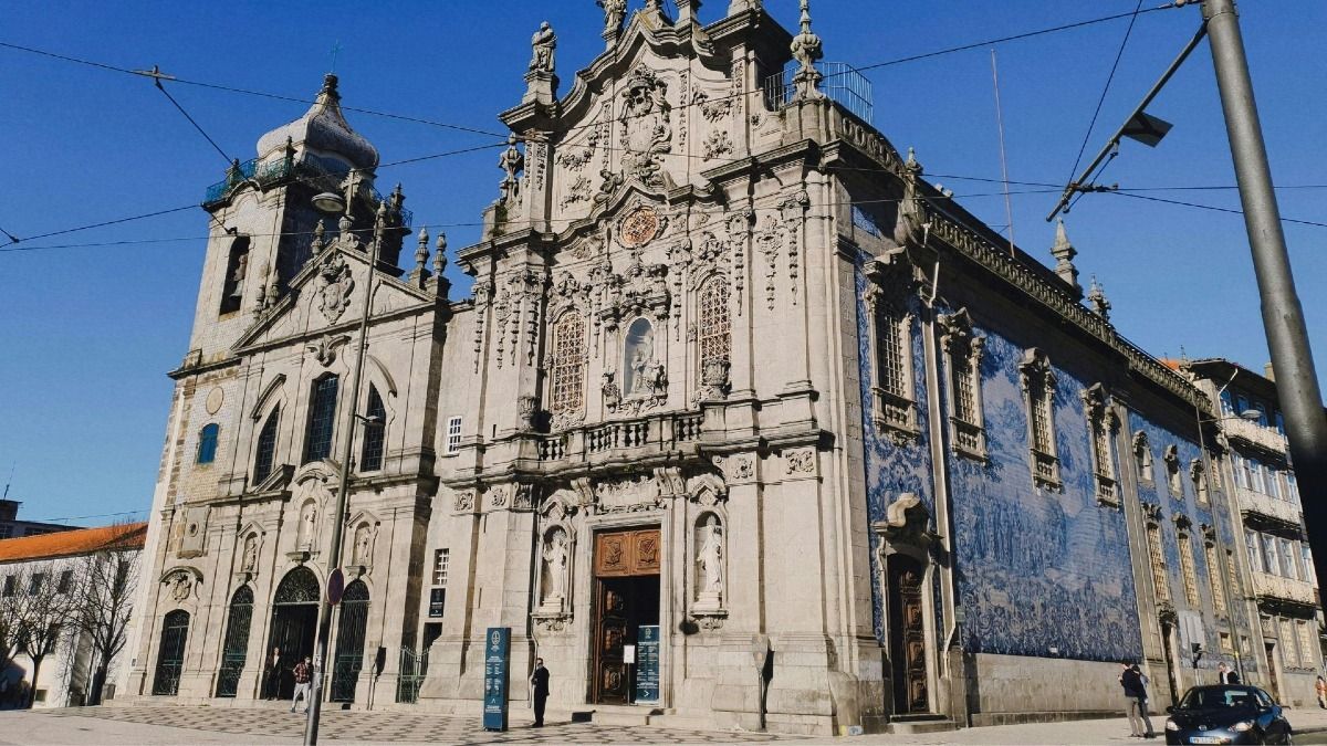 Carmo and Carmelitas iconic churches in Porto during our Porto Fado and Wine Tour | Cooltour Oporto