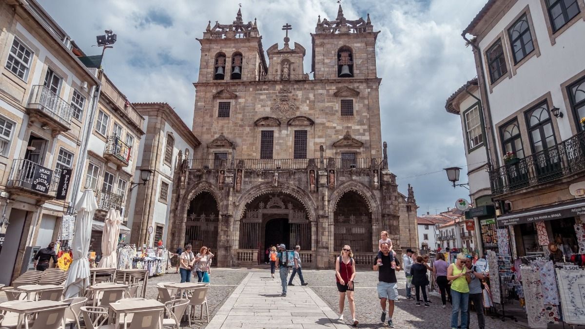 Catedral de Braga y calle peatonal durante nuestro Tour de Braga y Guimaraes desde Oporto | Cooltour Oporto