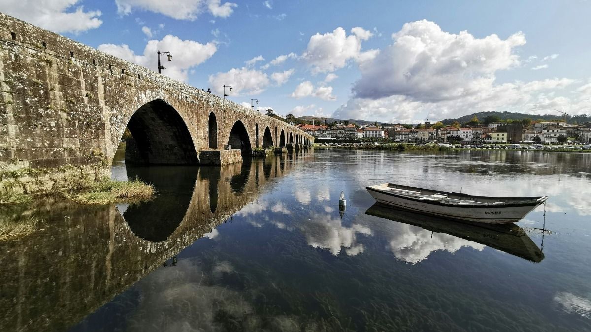 Bateau sur la rivière avec le pont romain de Ponte de Lima, dans le cadre de la visite privée de la région du Minho par Cooltour Oporto