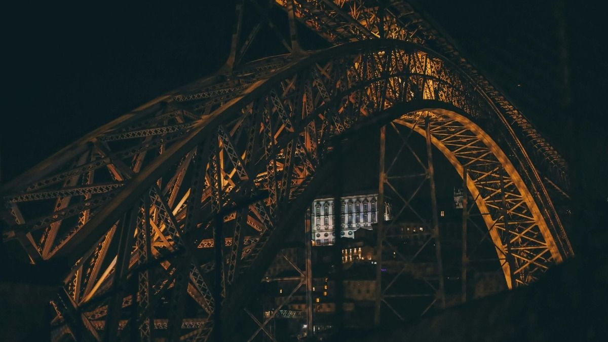 Vue nocturne du pont Luis I depuis Gaia surplombant Ribeira lors de notre dîner-spectacle de fado et de notre visite nocturne à Porto | Cooltour Oporto