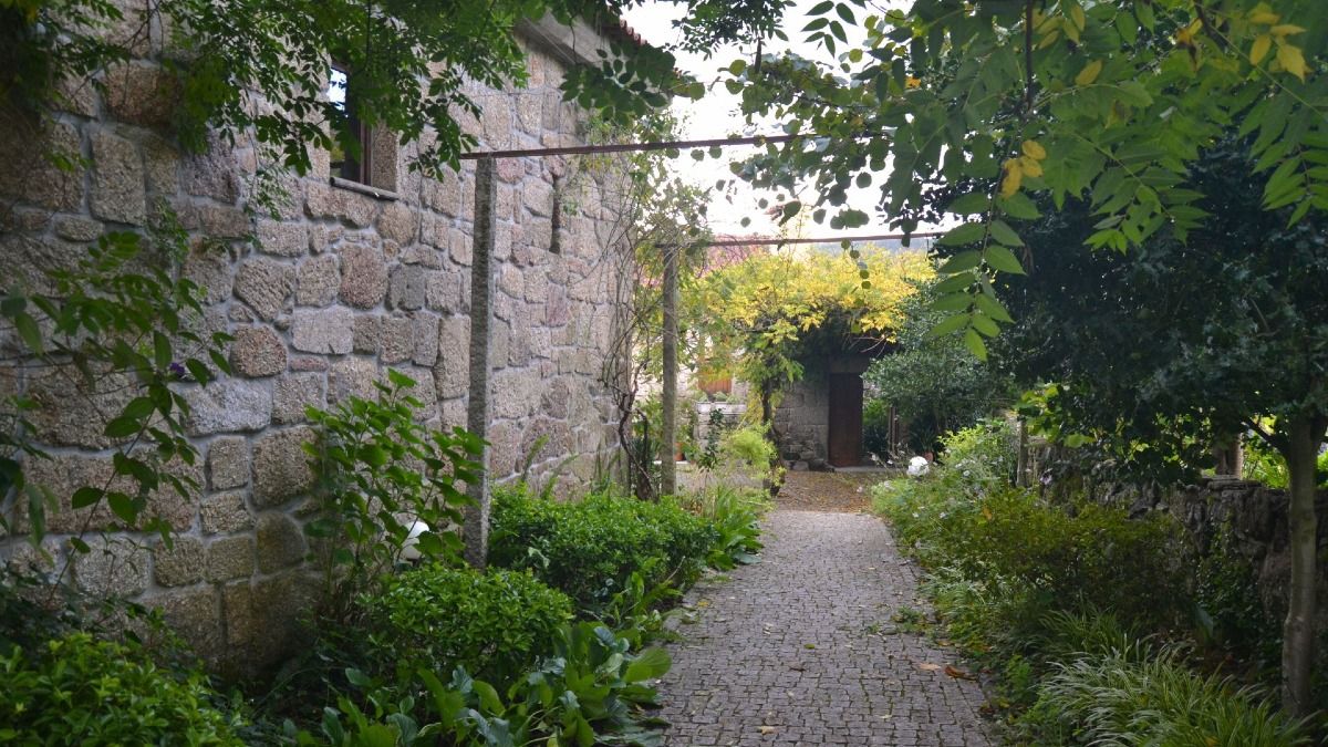 Exterior de una granja rústica rodeada de vegetación | Cooltour Oporto