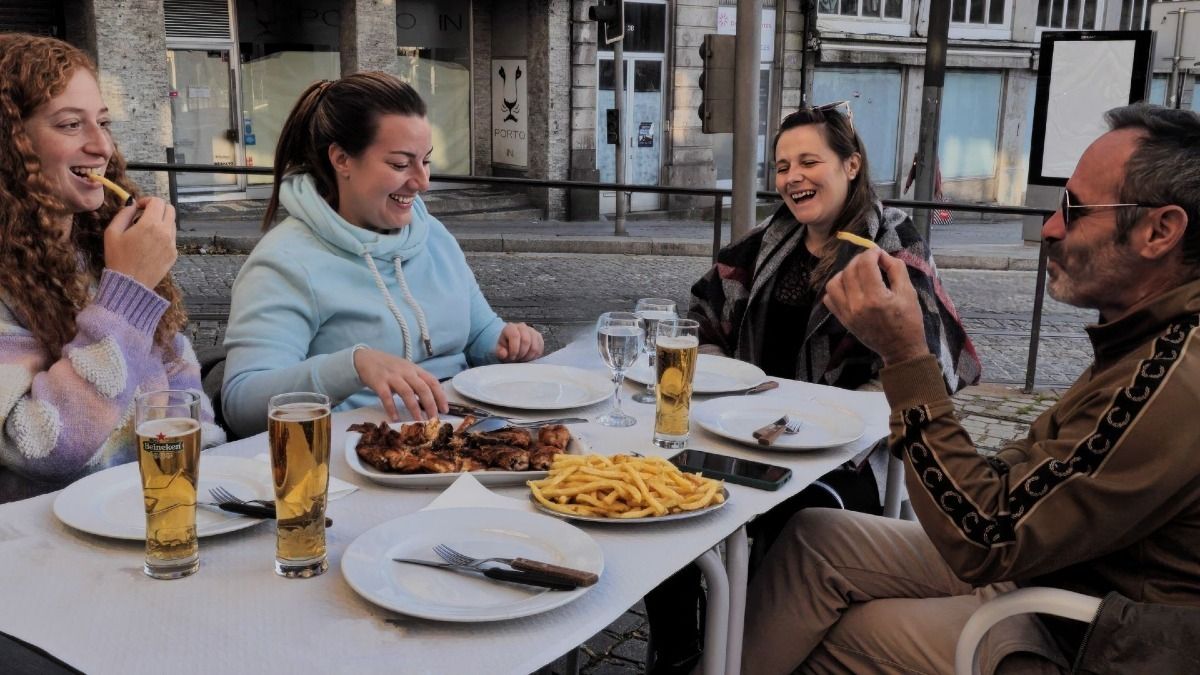 Degustación de barbacoa portuguesa en la terraza de un restaurante en Oporto durante nuestro Food Tour | Cooltour Oporto