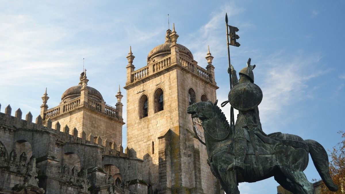 Estátua de Vimara Peres junto à Sé Catedral do Porto no nosso Tour Privado do Porto | Cooltour Oporto