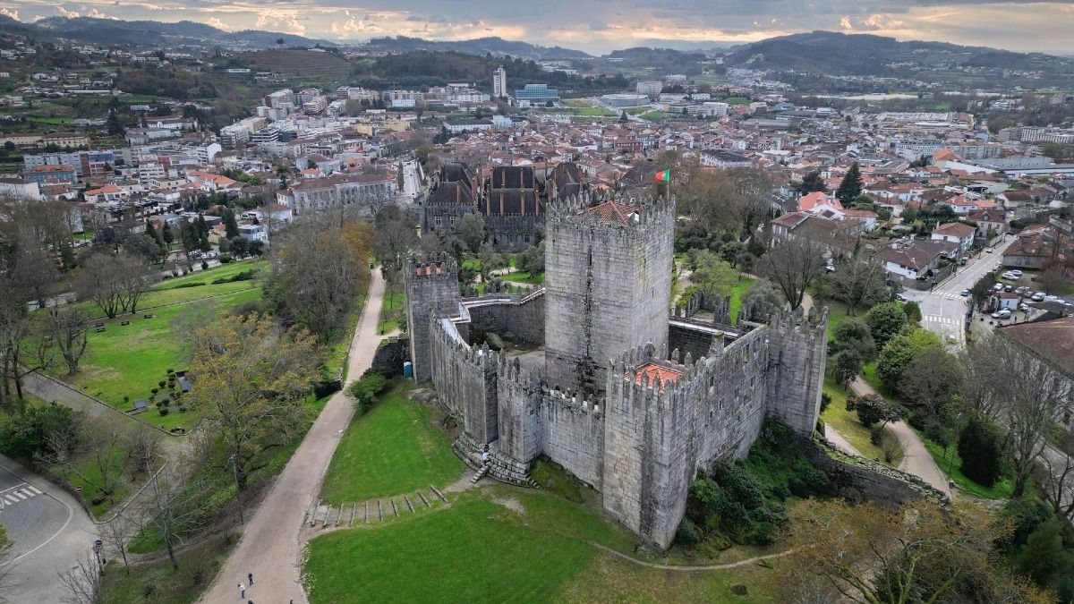 Vue par drone du château de Guimaraes et du site de Guimaraes inscrit au patrimoine mondial de l'UNESCO | Cooltour Oporto