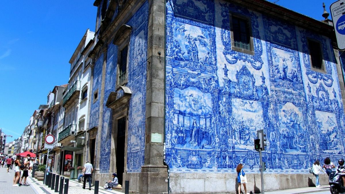 Point de rencontre de notre visite gastronomique de Porto à la Capela das Almas, Rua de Santa Catarina à Porto | Cooltour Oporto