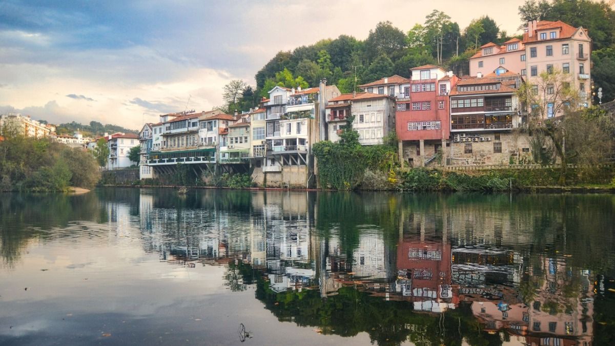 Vista de edificios junto al río en la ciudad de Amarante | Cooltour Oporto