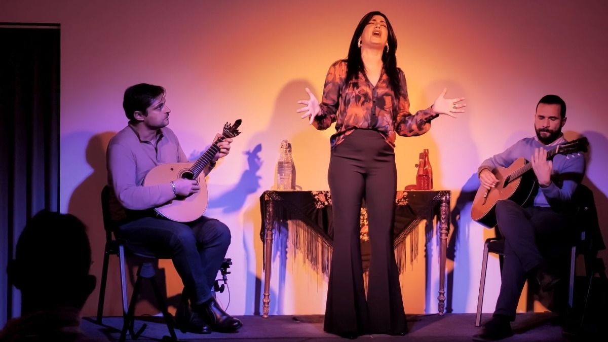 Female singer performing live Fado accompanied by two musicians during our Porto Fado and Wine Tour | Cooltour Oporto